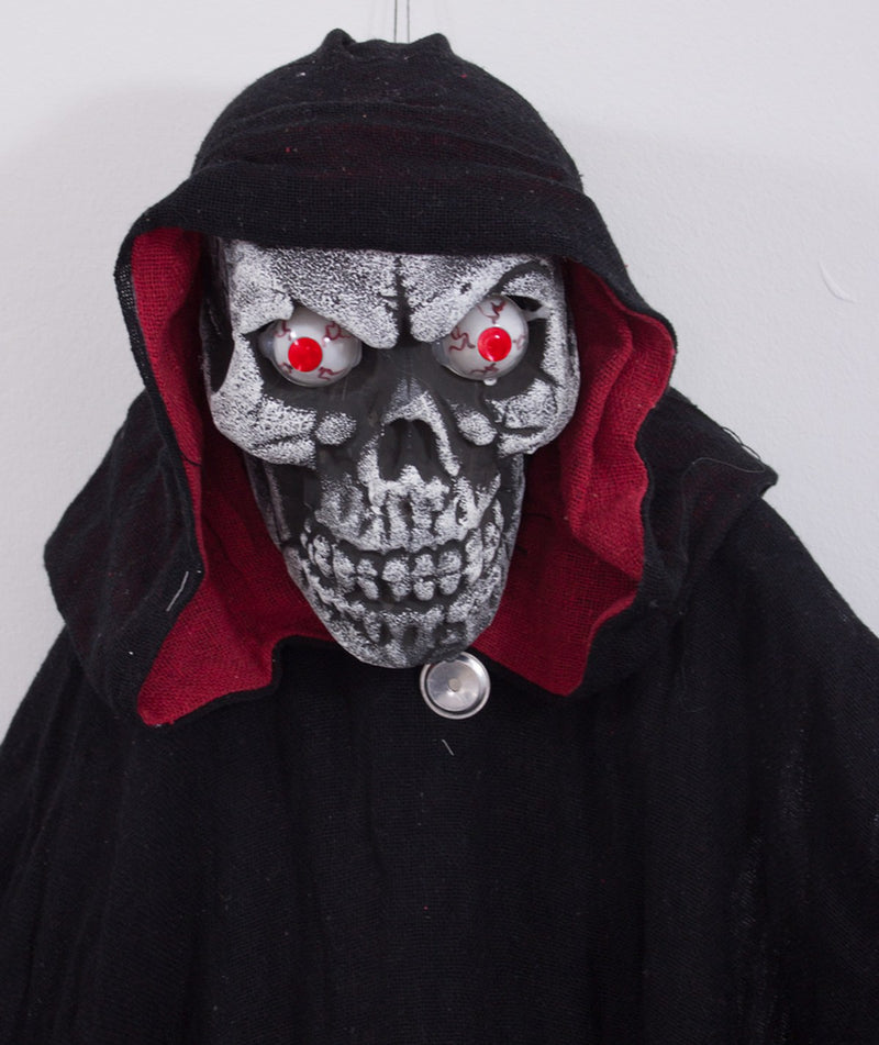 Halloween Dekoration Vampir mit Totenkopf animiert 155 cm | Standfigur mit Licht & Sound