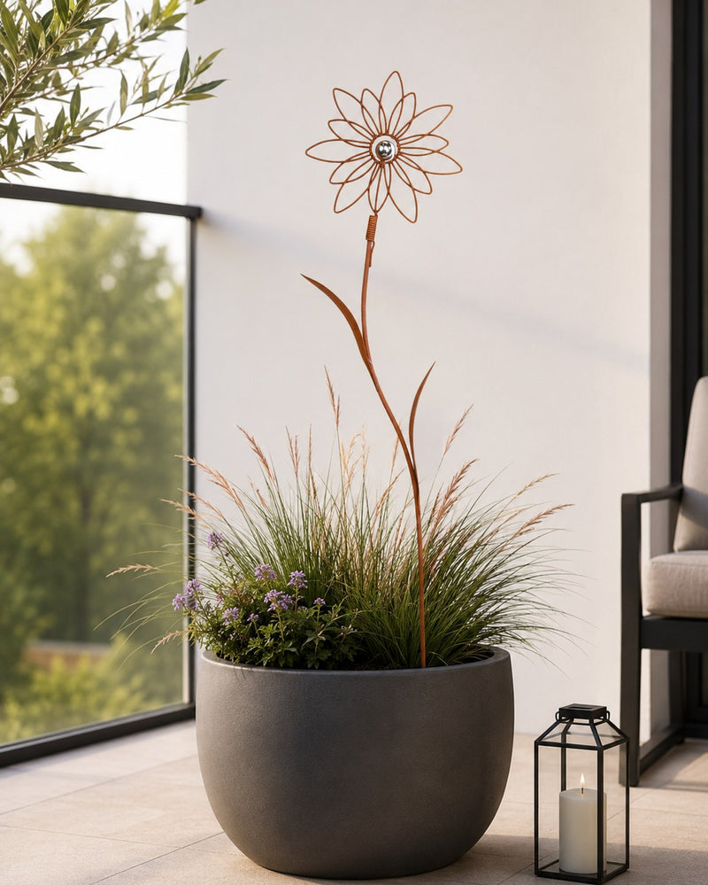 Riffelmacher Blumenstecker mit Silber-Kugel | 90 cm hoch | Metall rostfarben | Gartendeko Pflanzstecker modern elegant | 08014