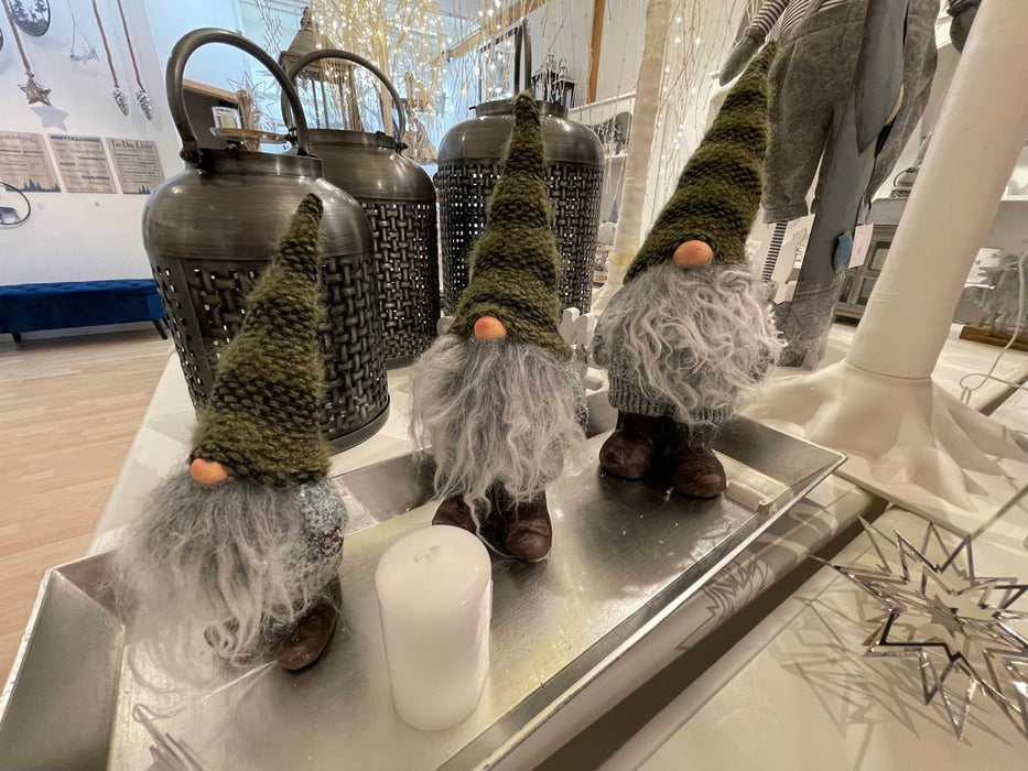 Riffelmacher Deko Wichtel mit Strickmütze | Grün & Grau | Polyresin Figur 11,5×10×19 cm | Weihnachtsdeko mit langem Bart | 10496