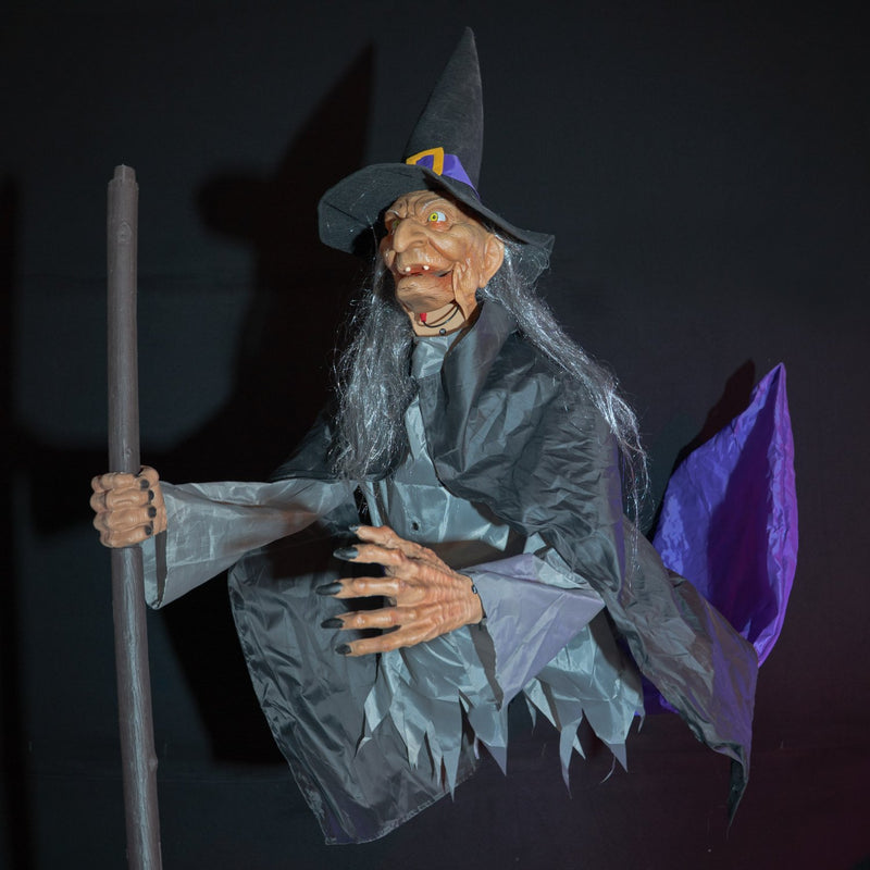 Halloween Standfigur "Fliegende Hexe Willa" - Animatronic | 310 cm