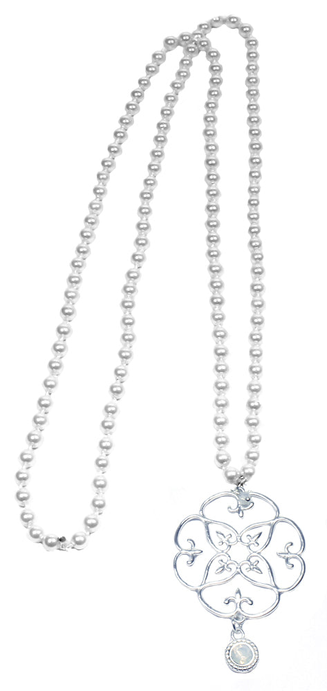 Lange Perlenkette mit silbernem Ornament