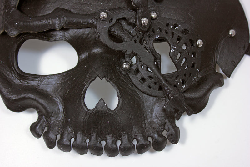 Steampunk Totenkopf Halbmaske mit Schlüssel - Schwarz