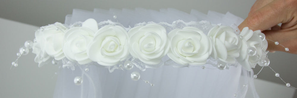 Brautschleier Haarkranz Salva mit Rosen und Perlen - Weiß