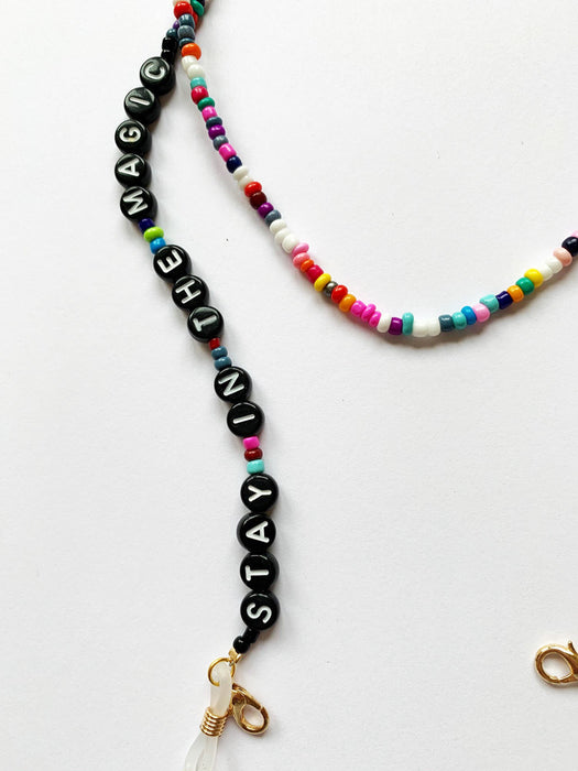 Verspielte Fashion Brillenkette Maskenkette Stay in the Magic - Bunt / Schwarz