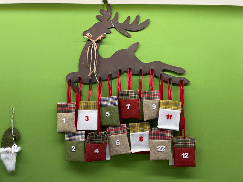 Riffelmacher Adventskalender Hirsch mit 24 Säckchen zum Befüllen 19608 | 70 x 75cm