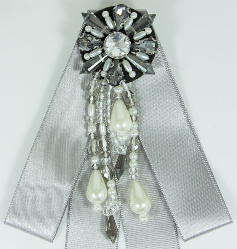 Brosche Barock Schleife mit Schmuckstein und Perlenketten - Grau