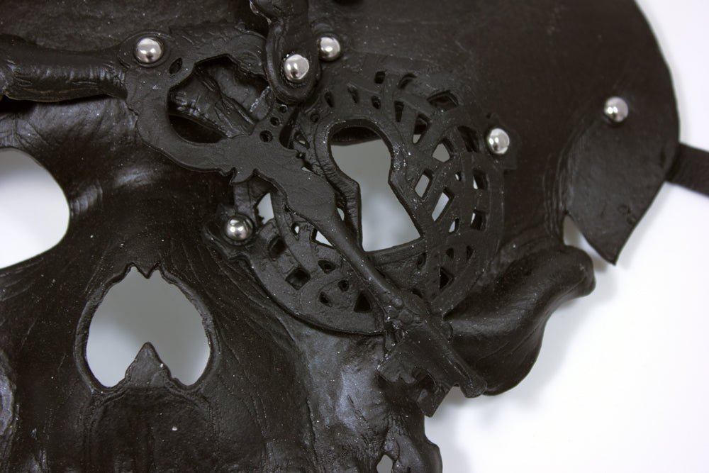 Steampunk Totenkopf Halbmaske mit Schlüssel - Schwarz