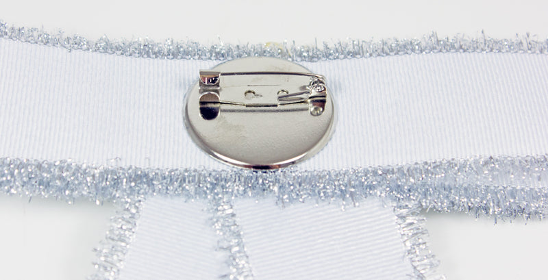 Brosche Barock Schleife mit Perlenkranz und Fransen - Weiß