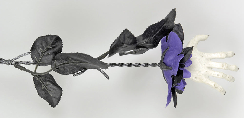 Halloween Skelett Hand mit Rose | Lila Schwarz 44 cm